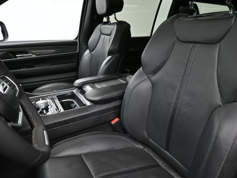 Used 2022 Jeep Wagoneer Series III w/ Premium Group I image 11