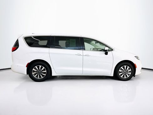 Used 2023 Chrysler Pacifica Touring-L image 10