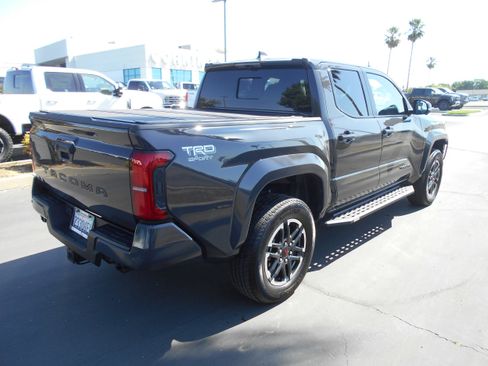 Used 2025 Toyota Tacoma TRD Sport w/ TRD Sport Premium Package AWD/4WD image 5