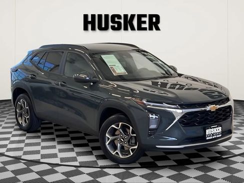 Used 2025 Chevrolet Trax LT FWD image 1