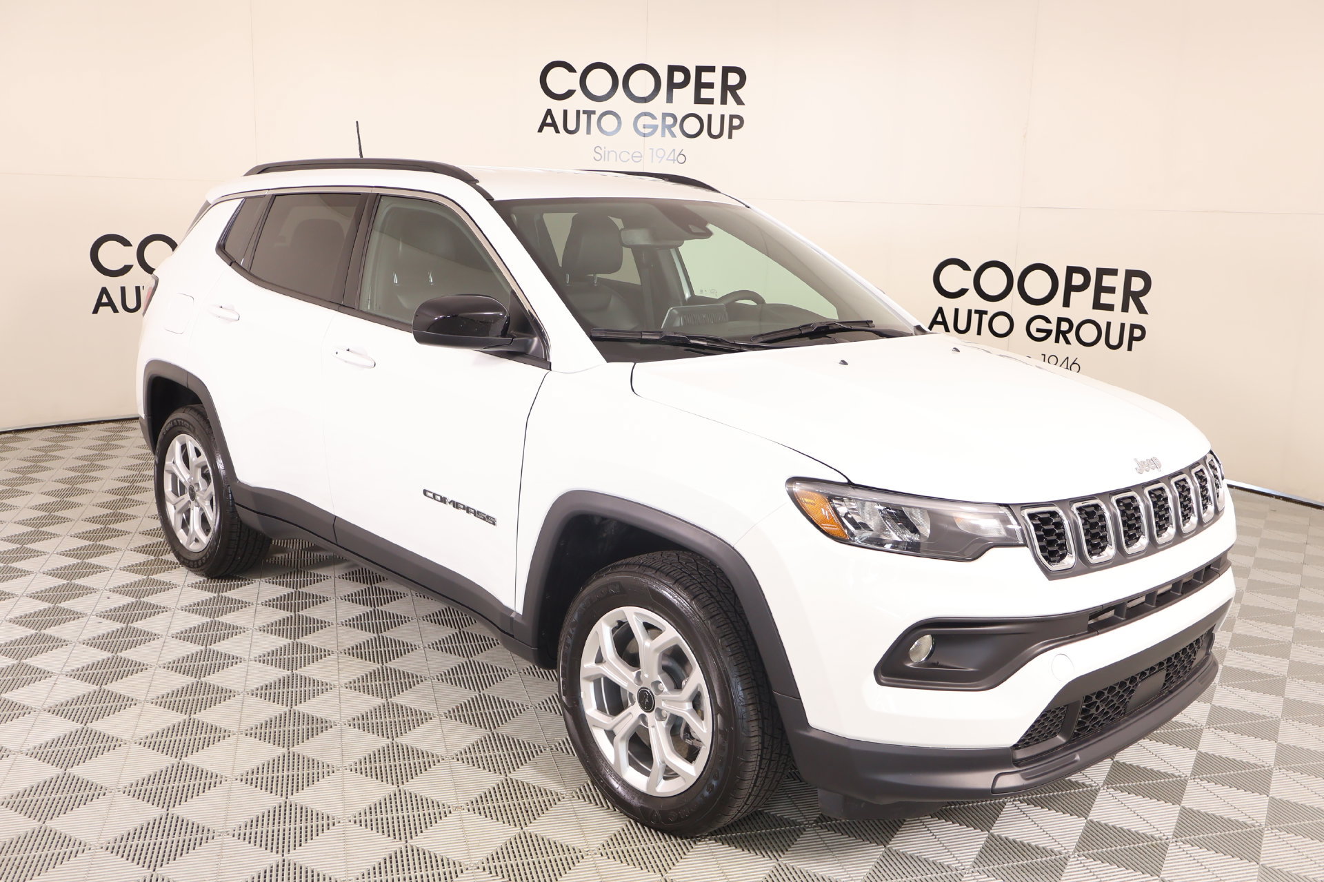 Used 2025 Jeep Compass Latitude AWD/4WD image 1
