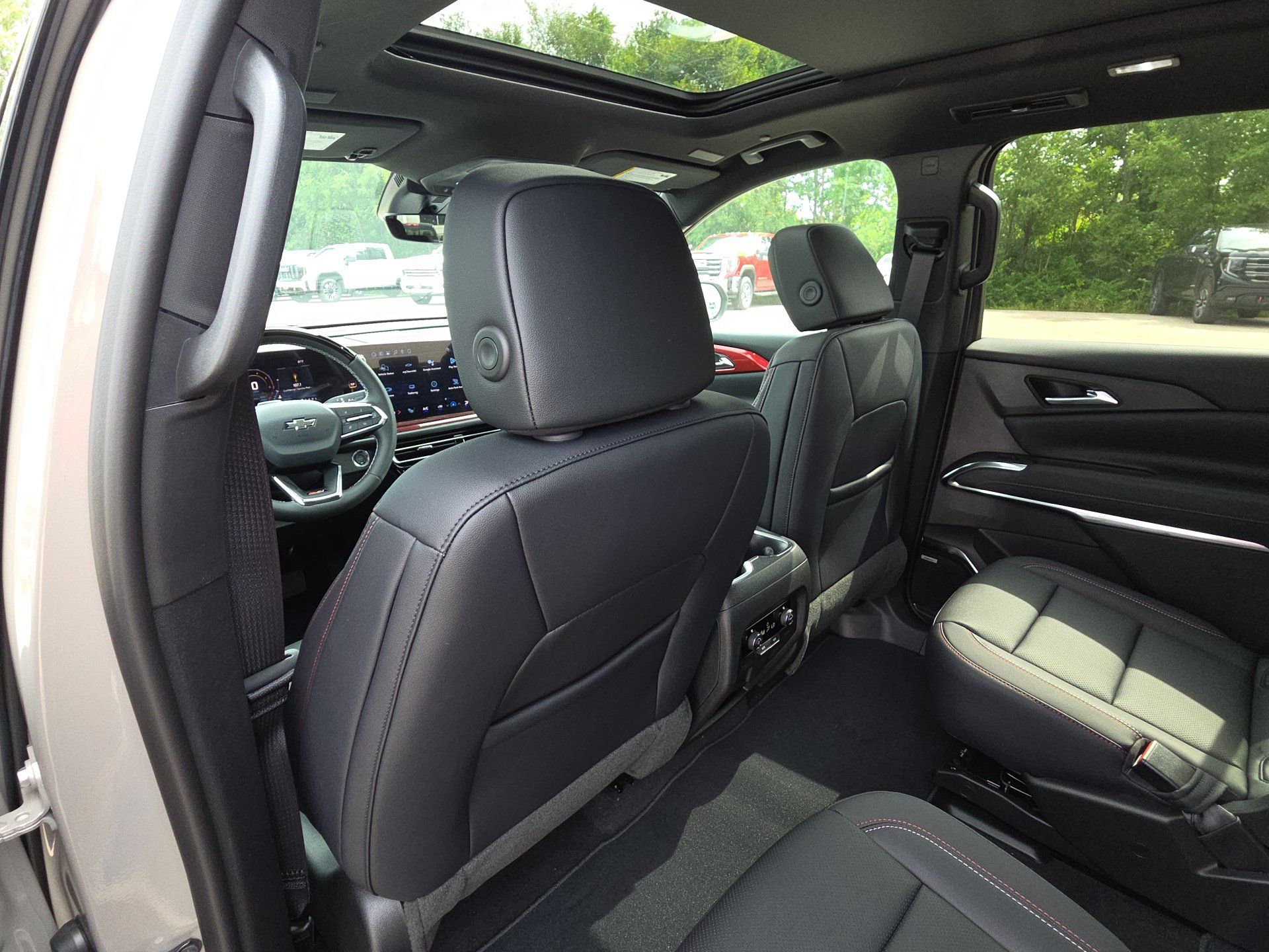 New 2026 Chevrolet Traverse Z71 w/ Enhanced Driving Package AWD/4WD image 28