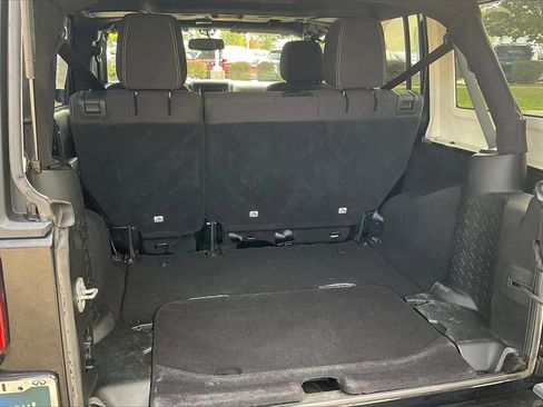 Used 2017 Jeep Wrangler Unlimited Sahara image 32