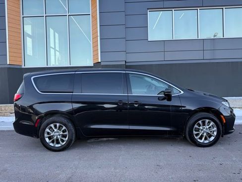 Used 2023 Chrysler Pacifica Touring-L AWD/4WD image 2