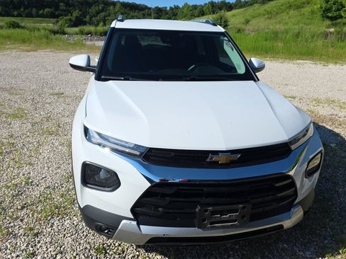 Used 2022 Chevrolet TrailBlazer LT w/ Driver Confidence Package FWD image 2