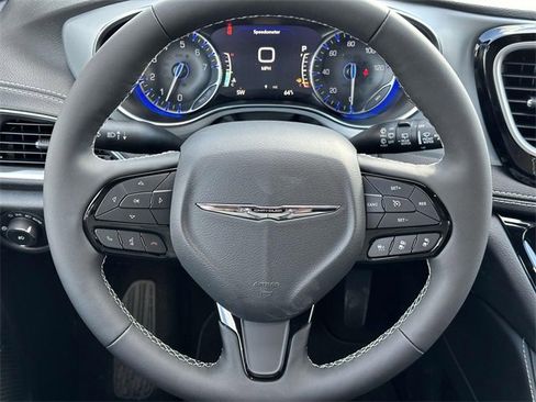 New 2025 Chrysler Pacifica Limited w/ Uconnect Theater Family Group image 8