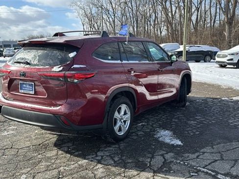 Used 2021 Toyota Highlander LE image 4