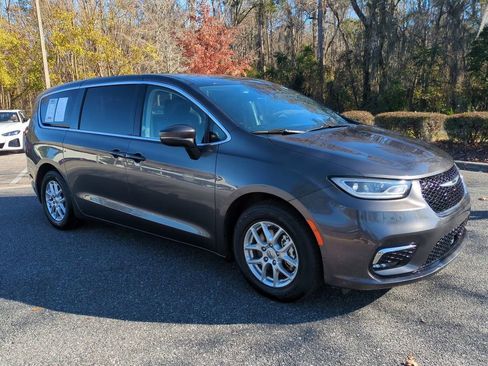 Used 2023 Chrysler Pacifica Touring-L image 3
