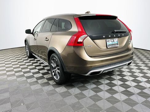 Used 2015 Volvo V60 T5 Cross Country Platinum image 5