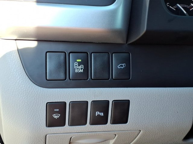 Used 2016 Toyota Highlander Limited FWD image 10