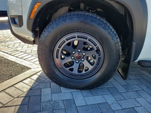 Used 2025 Nissan Frontier PRO-4X image 12
