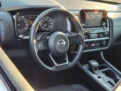 Certified 2022 Nissan Pathfinder SV image 3