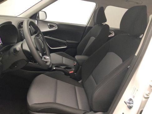 Used 2025 Kia Soul LX image 17