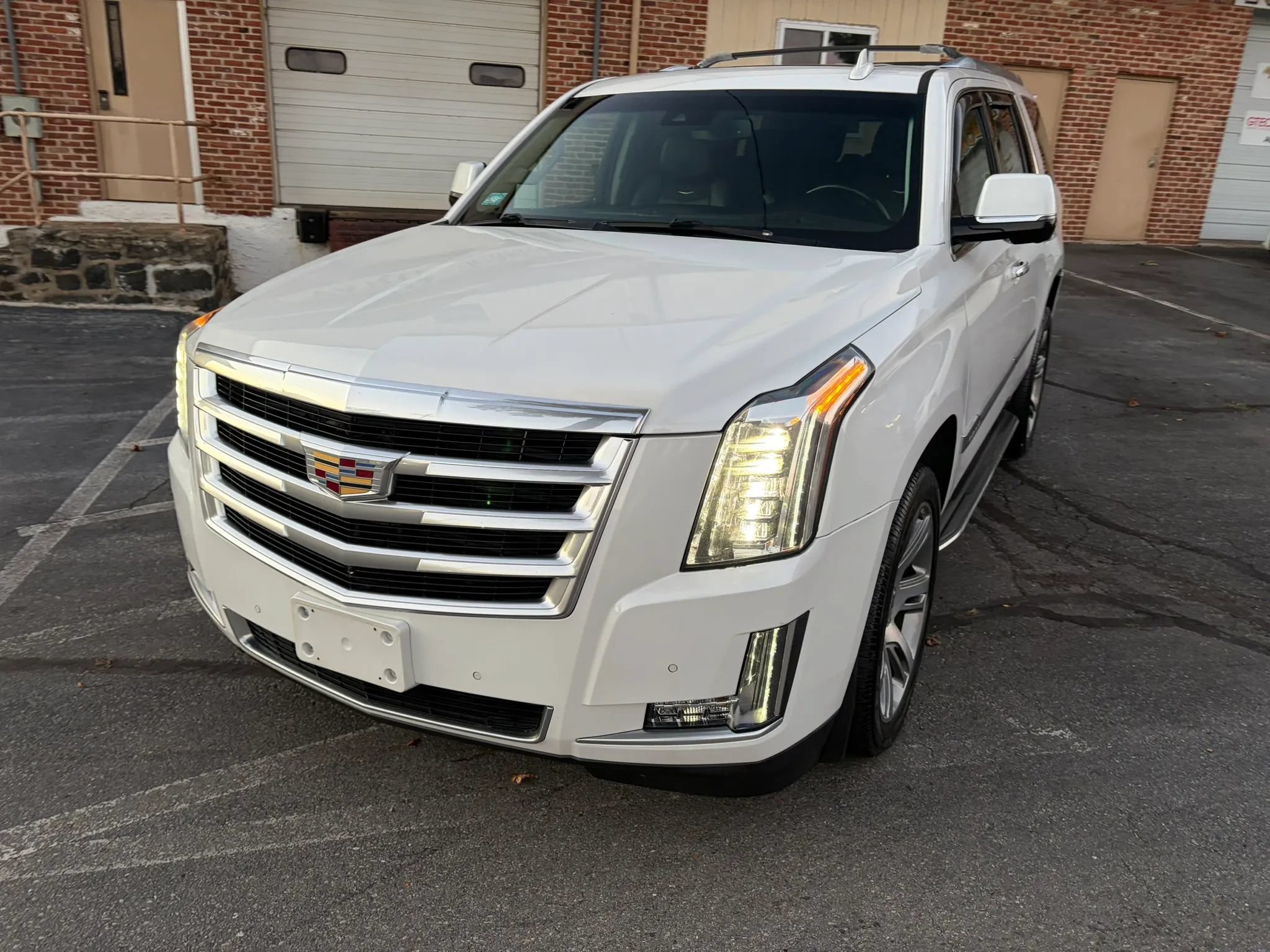 Used 2016 Cadillac Escalade Luxury AWD/4WD image 9