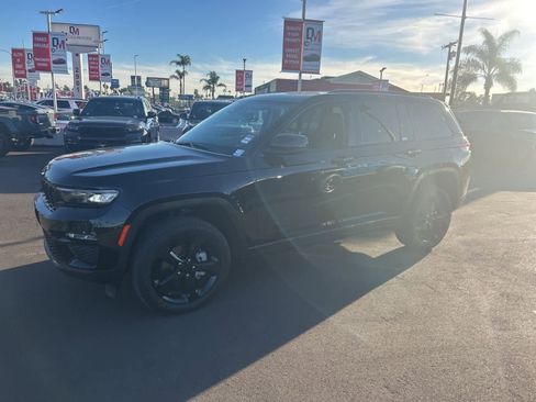 Used 2023 Jeep Grand Cherokee Limited w/ Black Appearance Package image 33