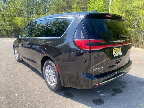 Used 2023 Chrysler Pacifica Touring-L FWD image 10