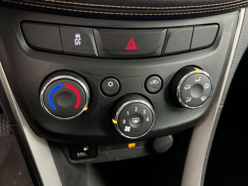 Used 2018 Chevrolet Trax LT w/ LT Convenience Package FWD image 16
