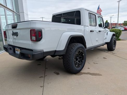 Used 2025 Jeep Gladiator Sport AWD/4WD image 3