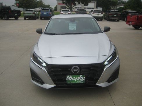 Used 2024 Nissan Altima 2.5 SV AWD/4WD image 3