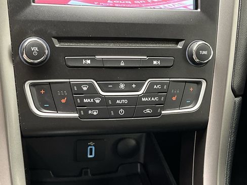 Used 2017 Ford Fusion SE w/ Equipment Group 201A FWD image 22