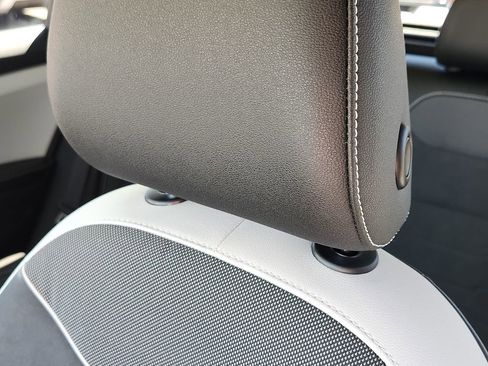 Used 2025 Volkswagen Taos SE image 6