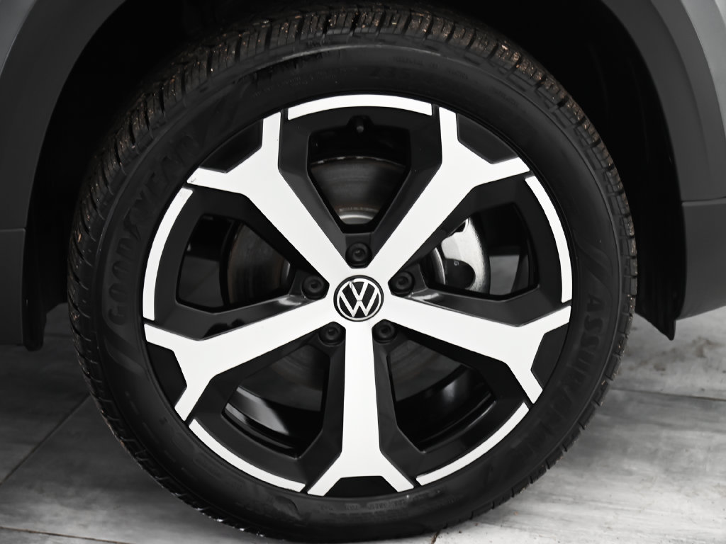 Used 2025 Volkswagen Taos SEL AWD/4WD image 9