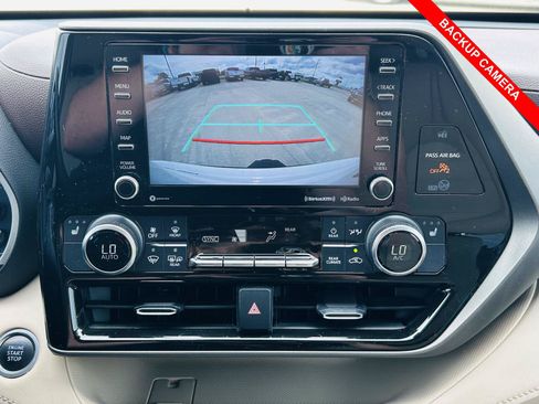Used 2021 Toyota Highlander XLE FWD image 10