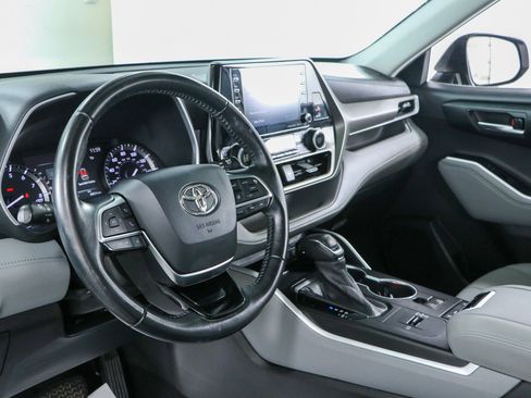 Used 2021 Toyota Highlander XLE FWD image 23