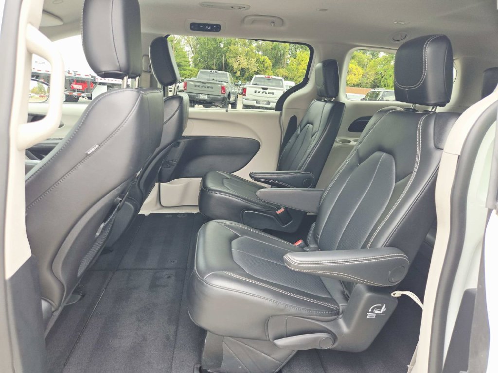 Certified 2024 Chrysler Pacifica Touring-L FWD image 12