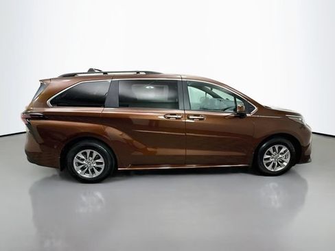 Used 2024 Toyota Sienna XLE w/ XLE Plus Package FWD image 8