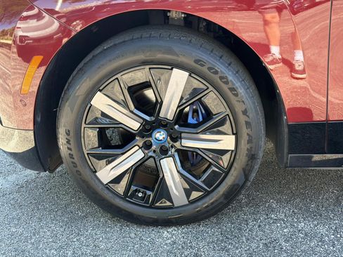 Used 2024 BMW iX xDrive50 w/ Sport Package AWD/4WD image 10