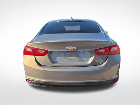 Used 2017 Chevrolet Malibu LT image 3