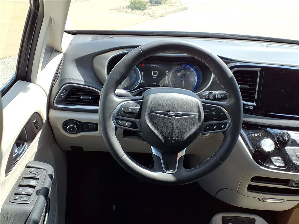 Used 2023 Chrysler Pacifica Touring-L FWD image 21