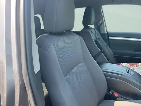 Used 2019 Toyota Highlander LE FWD image 8