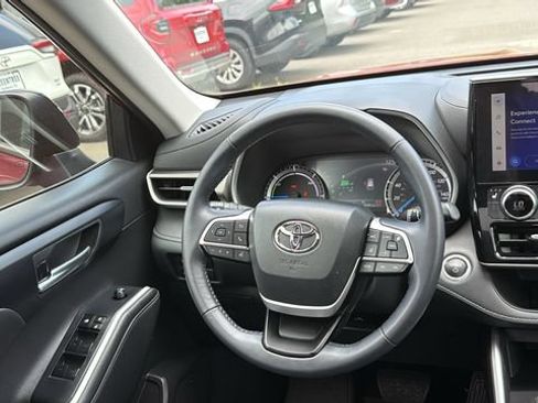Certified 2024 Toyota Highlander XLE AWD/4WD image 22