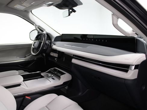 New 2026 Lincoln Navigator Premiere AWD/4WD image 31