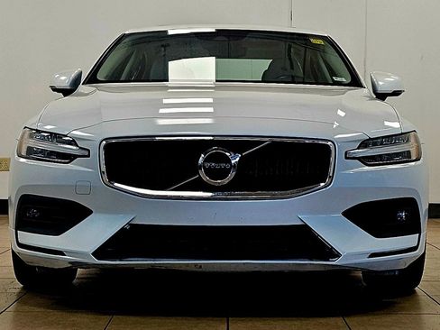 Used 2021 Volvo S60 T5 Momentum w/ Climate Package image 2