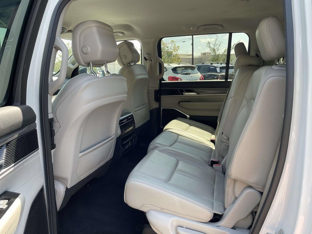 Used 2024 Jeep Wagoneer L Series II w/ Flexible Seating Group AWD/4WD image 13