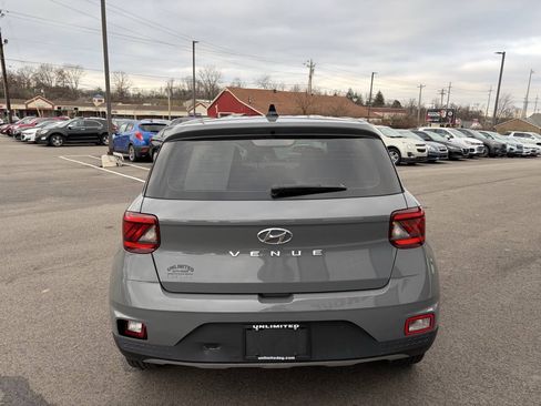 Used 2022 Hyundai Venue SE w/ Cargo Package FWD image 9