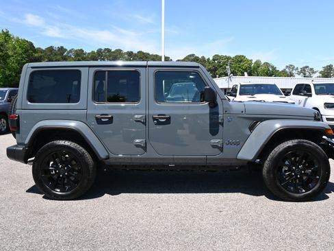 Used 2025 Jeep Wrangler Unlimited Sahara w/ Safety Group AWD/4WD image 11
