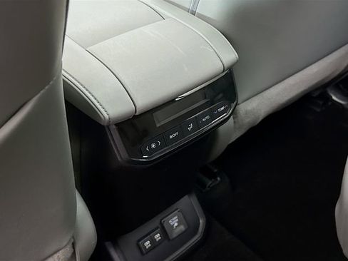 Used 2021 Toyota Highlander Limited image 25