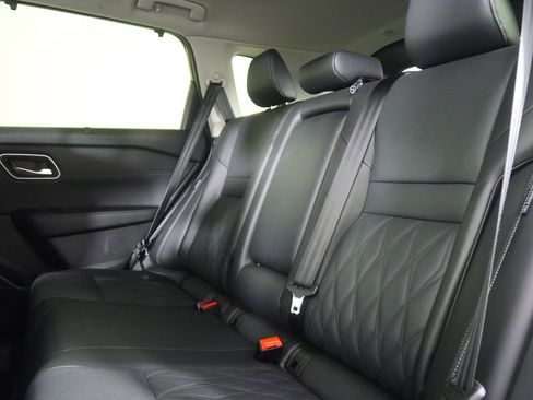 Used 2025 Nissan Rogue Platinum w/ Tech Package FWD image 13