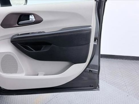 Used 2017 Chrysler Pacifica Touring FWD image 21