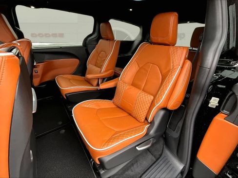 New 2026 Chrysler Pacifica Pinnacle w/ Trailer Tow Group image 13