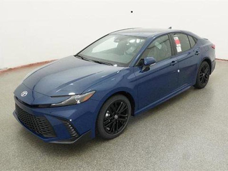 Certified 2025 Toyota Camry SE image 1