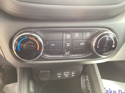 Used 2023 Chevrolet TrailBlazer LS FWD image 28