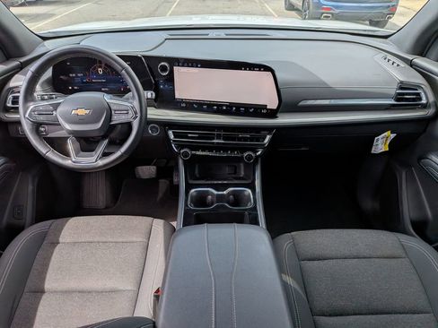 Used 2025 Chevrolet Traverse LT FWD image 28