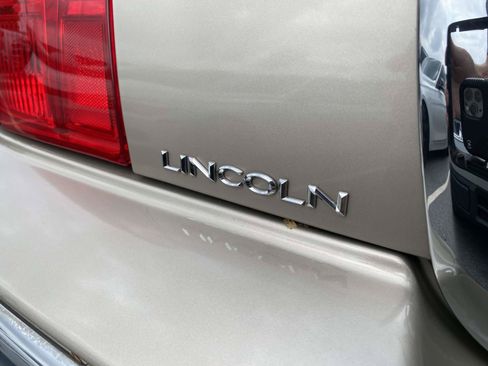 Used 2006 Lincoln Town Car Designer Series RWD image 11