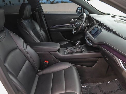 Used 2023 Cadillac XT4 Luxury w/ Cold Weather Package FWD image 16