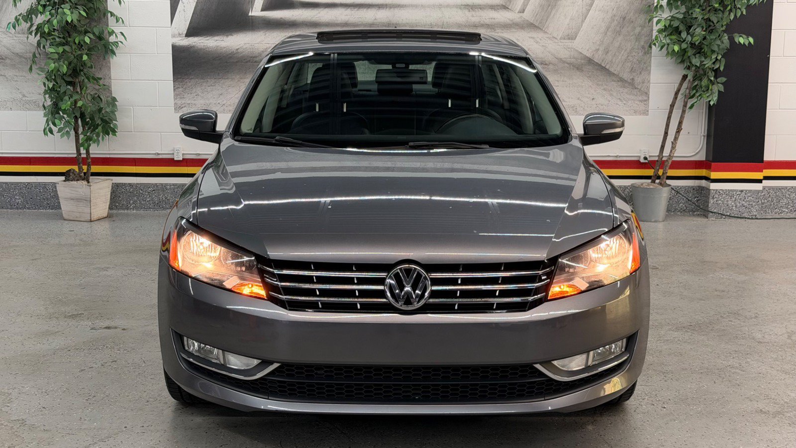 Used 2014 Volkswagen Passat 3.6 SEL Premium FWD image 2